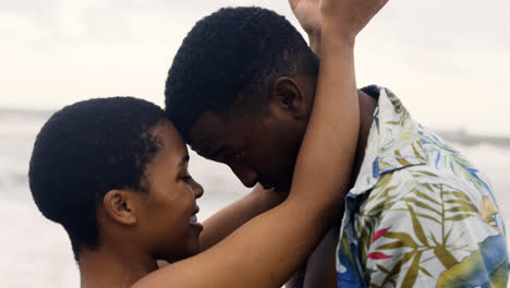 Pareja-Romantica-En-La-Playa