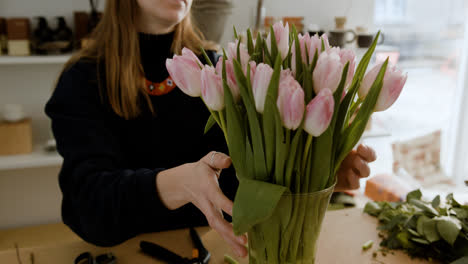 Florist-working-in-the-shop