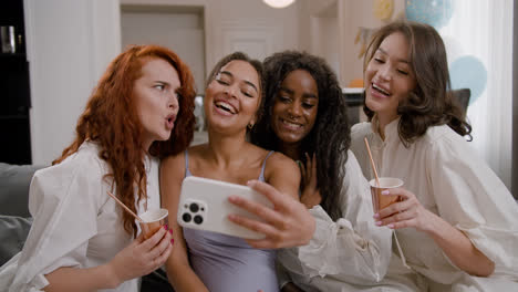 Women-taking-selfie-photo