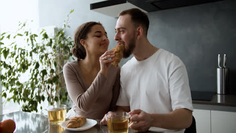 Couple-having-breakfast-at-home