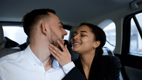 Pareja-Joven-En-Un-Vehículo