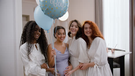 Pregnant-woman-with-friends