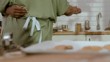 Pareja-Bailando-En-La-Cocina