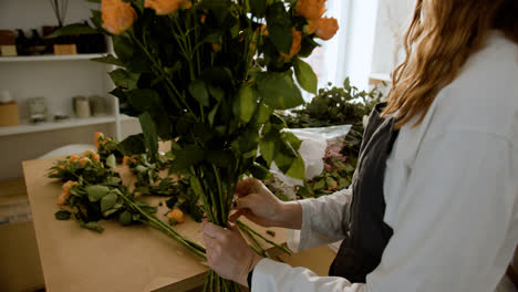 Florist-working-in-the-shop