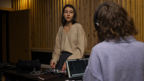 Gente-Trabajando-En-Un-Estudio-De-Música