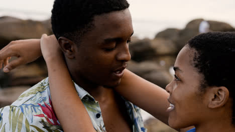 Pareja-Romantica-En-La-Playa