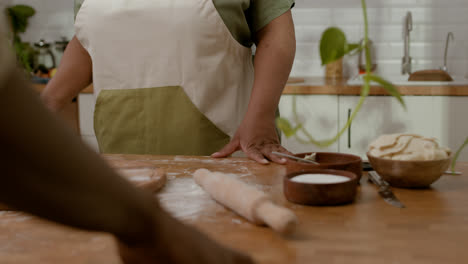 Pareja-Trabajando-En-La-Cocina