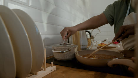 Pareja-En-La-Cocina