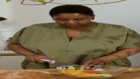 Couple-preparing-the-dinner