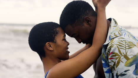 Pareja-Romantica-En-La-Playa