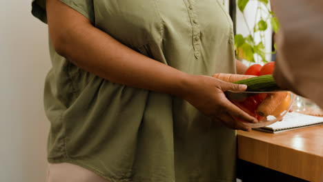 Couple-preparing-the-dinner