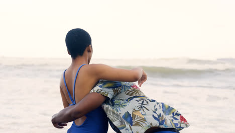 Pareja-Romantica-En-La-Playa