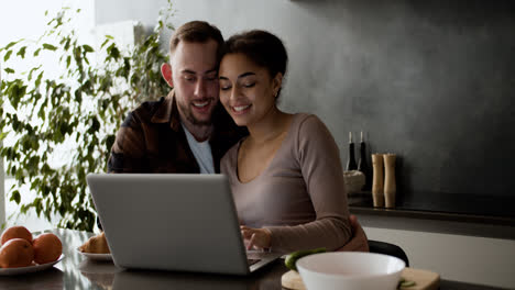 Hermosa-Pareja-Hablando-Y-Besándose-En-Casa