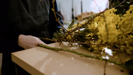 Florista-Trabajando-En-La-Tienda