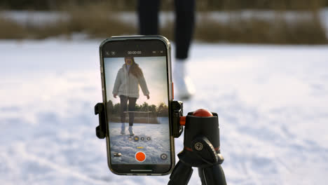 Mujer-Filmando-Un-Video-Para-Redes-Sociales