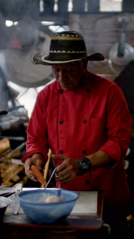 Hombre-Trabajando-En-Un-Restaurante-Latino