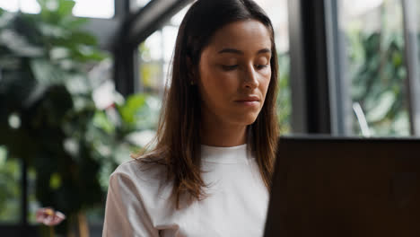 Mujer-Trabajando-En-Computadora