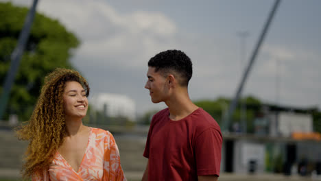 Pareja-Caminando-Juntos