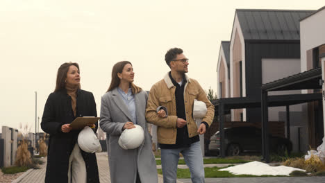 People-walking-with-hardhats-on-the-neighbourhood