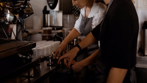 Baristas-Trabajando-En-Cafetería