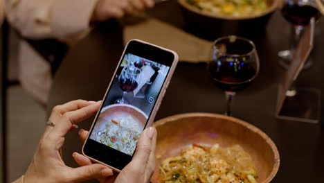 Mujer-Filmando-Un-Video-En-El-Restaurante