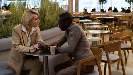 Couple-sitting-at-the-restaurant