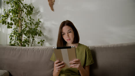 Woman-sitting-on-the-sofa