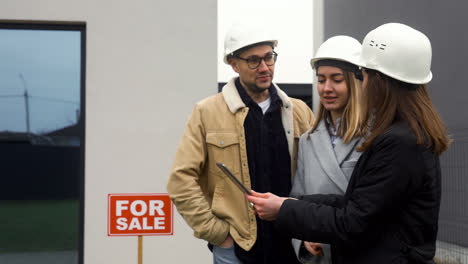 People-with-hardhats-talking-outdoors