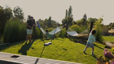 Familie-Spielt-Badminton