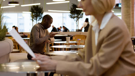 People-sitting-at-the-restaurant