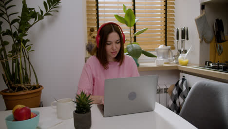 Mujer-Con-Auriculares-Usando-Una-Computadora-Portátil