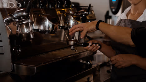 Baristas-Trabajando-En-Cafetería