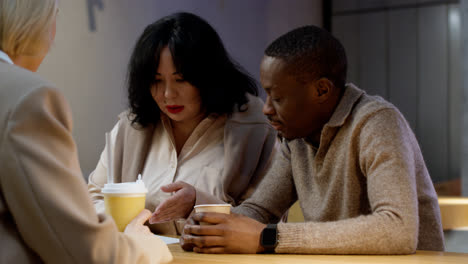 People-sitting-at-the-restaurant