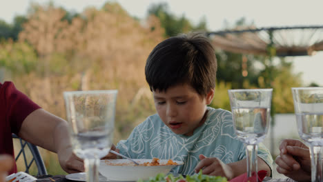 Niño-Comiendo