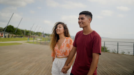 Pareja-Caminando-Juntos