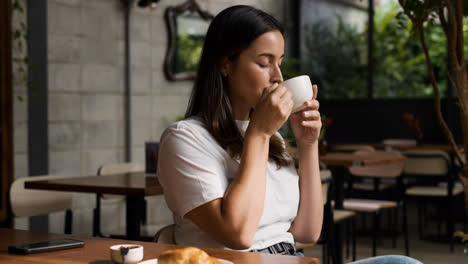 Frau-Trinkt-Kaffee