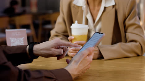 Woman-drinking-beverage-and-talking-with-friend