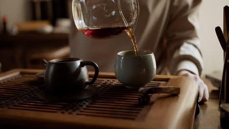 Woman-pouring-tea