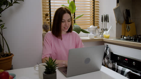 Mujer-Trabajando-En-Casa