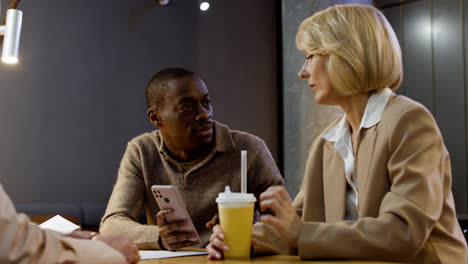 People-sitting-at-the-restaurant