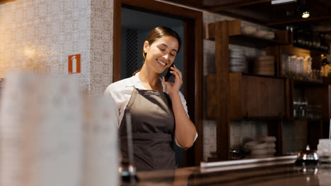 Mujer-Usando-Teléfono-Móvil