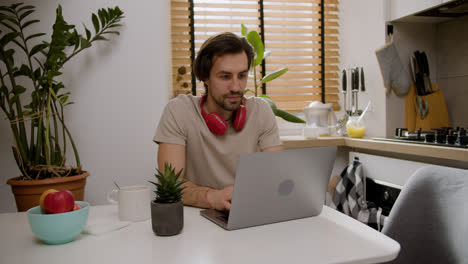 Man-with-headphones-using-laptop