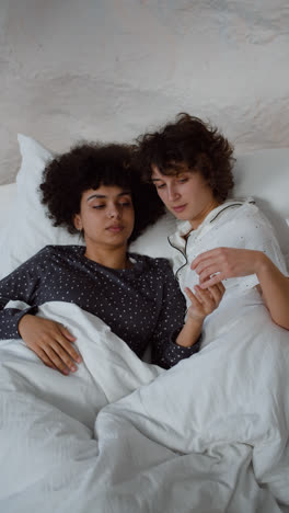 Happy-couple-laying-on-bed