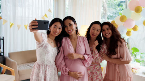 Pregnant-woman-with-friends