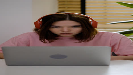 Woman-with-headphones-using-laptop