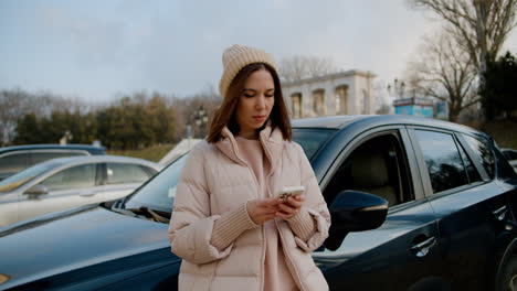 Mujer-Usando-El-Teléfono-Al-Aire-Libre