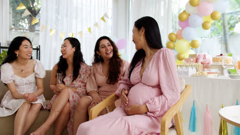 Pregnant-woman-with-friends