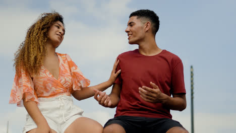 Pareja-Hablando-Juntos