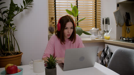 Woman-with-headphones-using-laptop