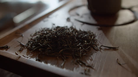 Herbs-on-wooden-table